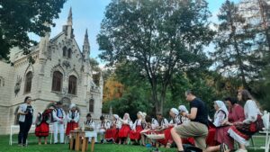 Gruppo Folkloristico rumeno canta nel prato davanti al Castelul Sturza di Miclauseni