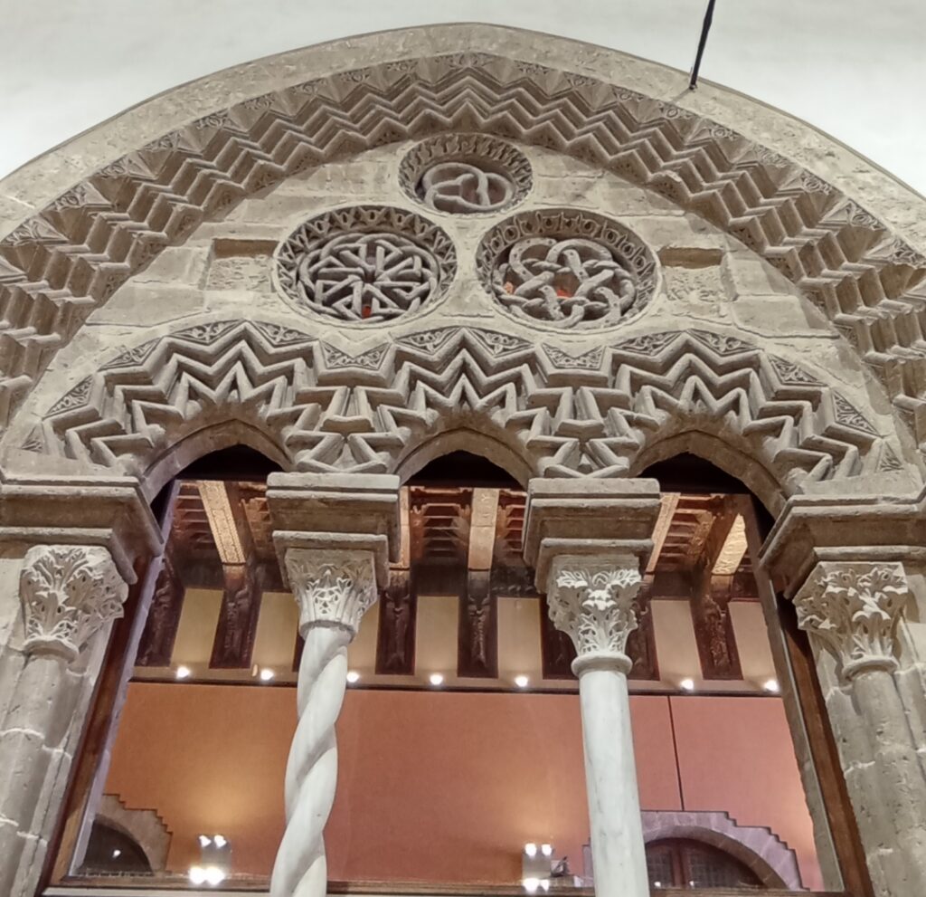 Nella foto particolare della sala delle Capriate di Palazzo Steri, sede del Rettorato dell' Università di Palermo, cuore di incontro di culture, fedi e civiltà.